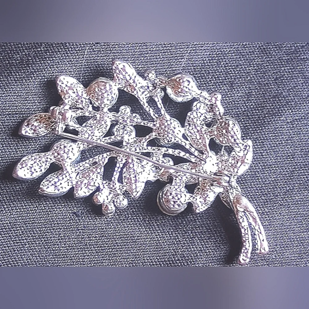 Beautiful Bouquet of Flowers!Brooch!Aurora Borealis and Clear stones.Detailed! - Picture 3 of 3